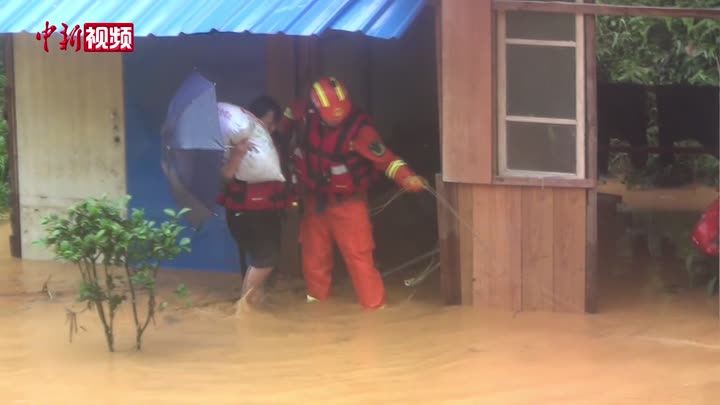 福建持续性降雨致人员被困 消防开展营救
