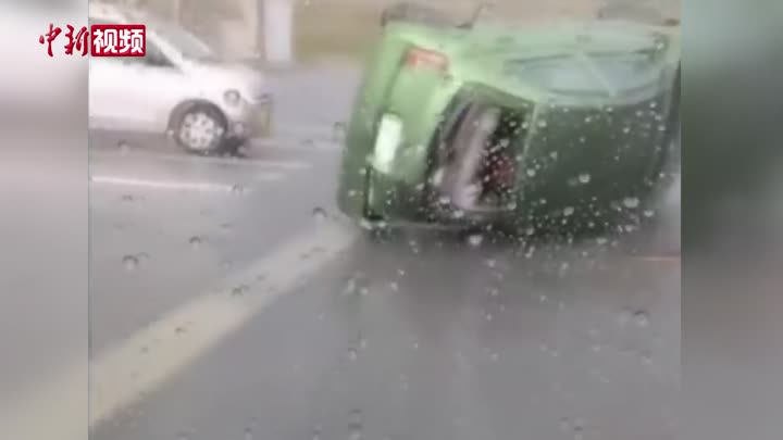 日本福岛遭暴风袭击：多辆车被掀翻