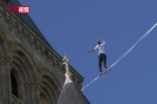 法国冒险家在高空钢索上走2.2公里