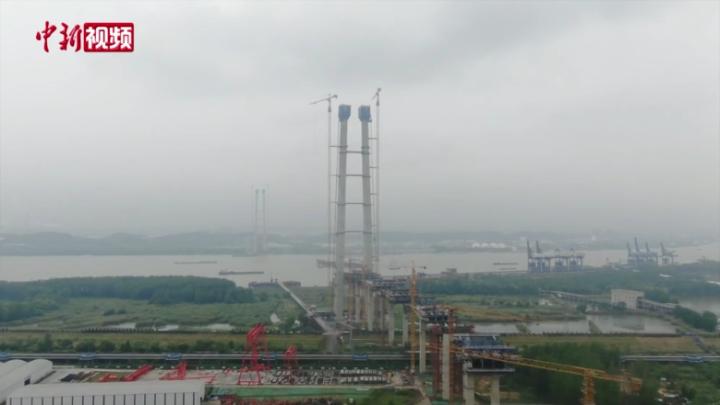 長江北岸筑起263.8米“擎天立柱” 南京仙新路過江通道主塔封頂