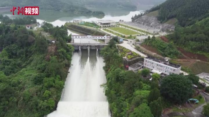 江西赣州一大型水库泄洪为防汛做准备