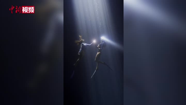 “美人鱼”在光束中潜水 摄影师拍下美幻世界