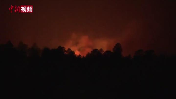 美国亚利桑那州发生山火 周边数百人撤离