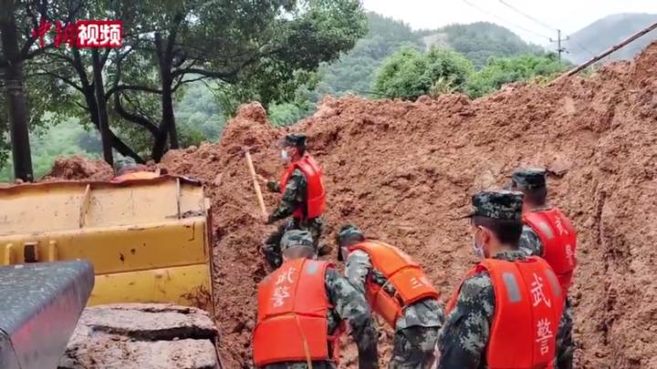 G205国道福建三明段山体滑坡车辆被掩埋 各方紧急救援