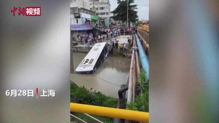 上海一公交失控坠河 事发时车内仅驾驶员一人
