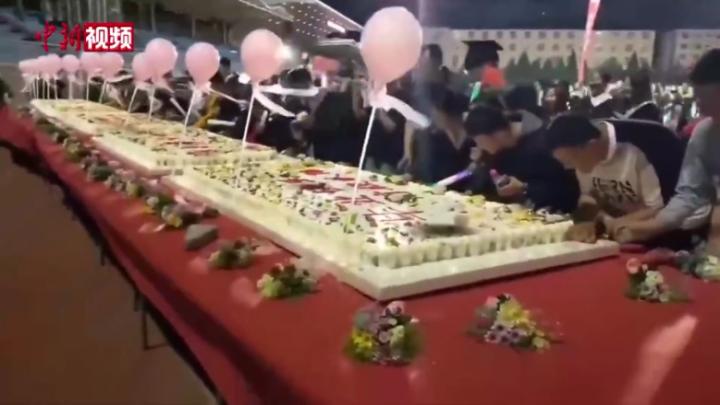 内蒙古一高校为毕业生准备了2022个小蛋糕 