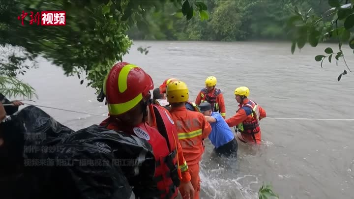 广东阳江一轿车冒险涉水被急流冲走 救援人员车顶救下5人