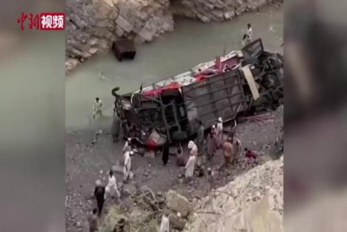 巴基斯坦一客车坠谷致至少19死12伤