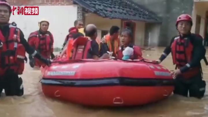 受台风“暹芭”影响 广西合浦多个村庄被淹