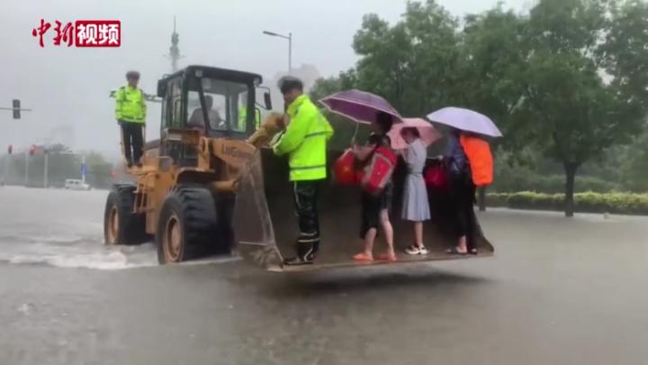 暴雨袭击河南安阳 被困民众搭铲车撤离