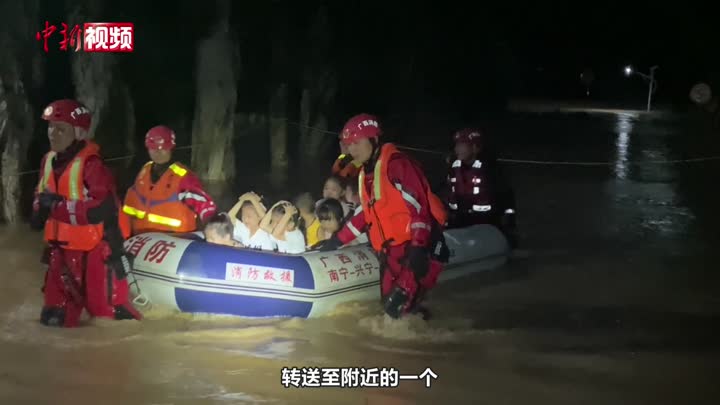 暴雨突袭致百余名师生被困幼儿园 南宁消防涉水营救