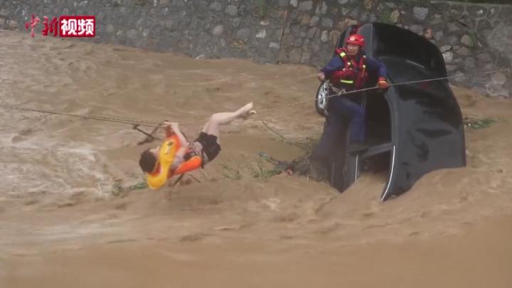 河南鹤壁：消防横渡洪流救出被困人员
