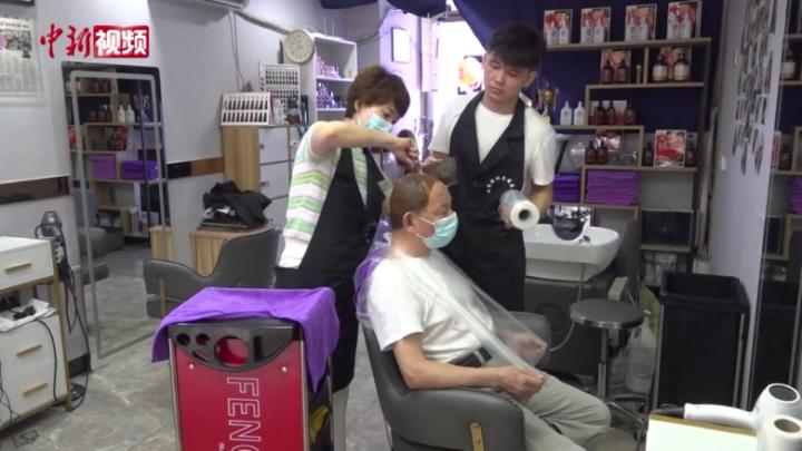 武汉“无声理发店”：理发师均是聋哑人 靠巧手赢得回头客