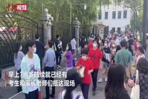 上海高考第一天 ：家长穿红衣着旗袍要好彩头