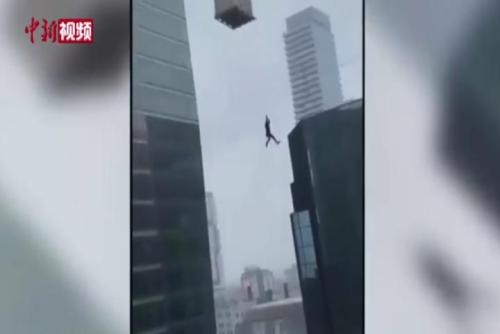 加拿大一建筑工人被困数十米高空  惊险求生