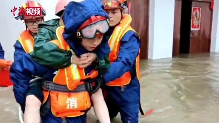 广东茂名强降雨多地内涝 数百名被困民众转移