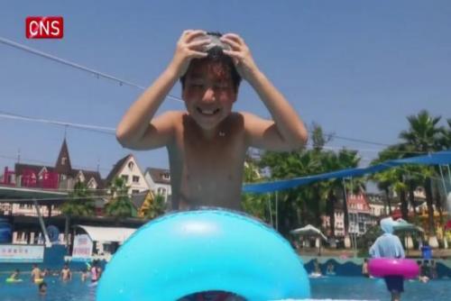 Tourists beat summer heat in SW China's Chongqing