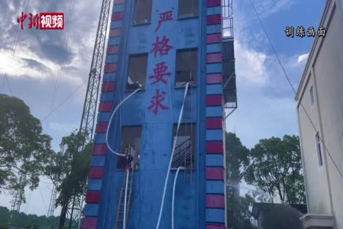 上海化工消防“火焰藍”開展夏季練兵