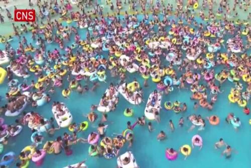 People in Chongqing swarm to water parks against 40 ℃ heat wave