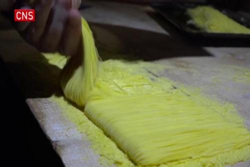 Chef makes thread-like noodles with chopper knife