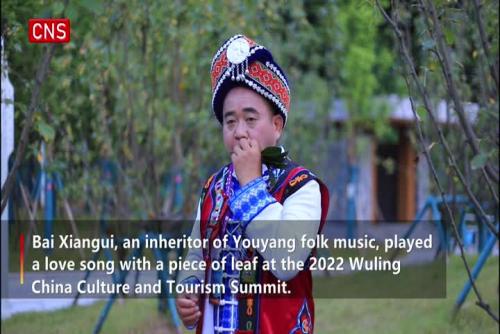 Folk music inheritor plays leaf flute in SW China's Chongqing