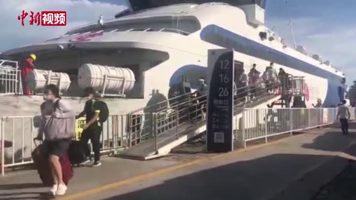 廣西北海一批游客搭乘游輪離開潿洲島