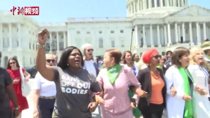 美國17名議員在最高法院外示威被捕 呼吁保護墮胎權