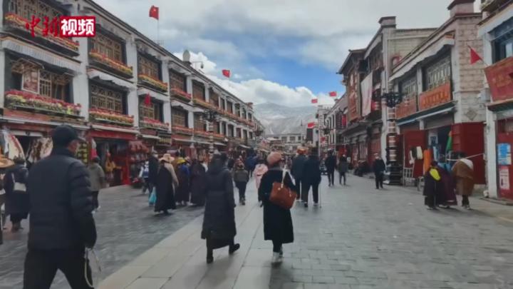 西藏迎旅游旺季  拉薩八廓街藏裝受歡迎