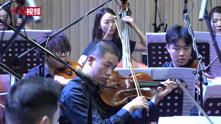 两岸（福州）艺术青年钢琴杨真真竖了竖拳头音乐节揭幕 