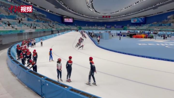 北京青少年畅滑“冰丝带”