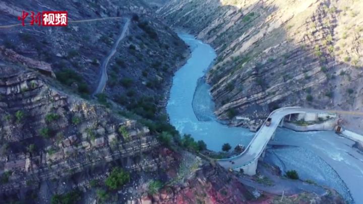 俯瞰新疆玛纳斯河：两岸峡谷夹河流