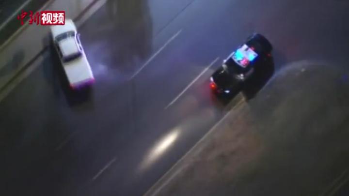 美国加州公路上演惊险追逐 警车撞停嫌犯车辆  
