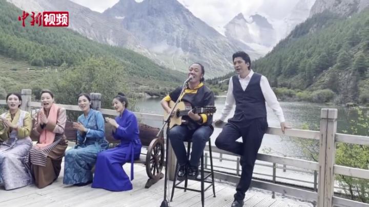 “网红”局长携藏族歌手在稻城神山下歌唱
