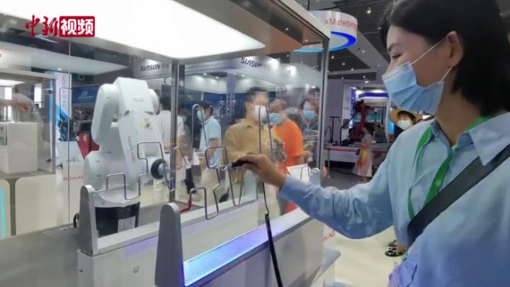 天津工博会：观众与机器人进行“技能大比拼”