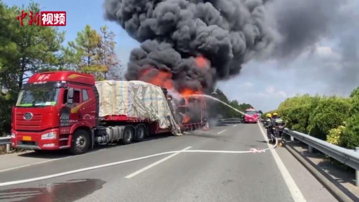 江西上饒：高速路上價值百萬輪胎被燒毀 消防五小時撲滅