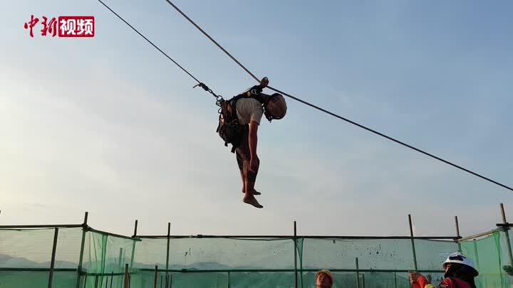 江西上饶：塔吊司机70米高空作业中暑昏迷 消防惊险营救