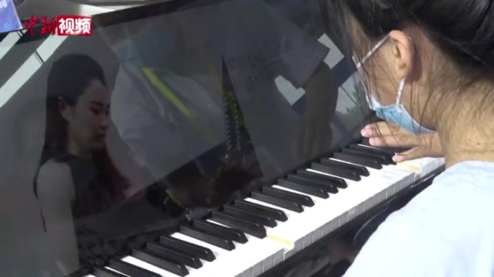 丝博会上琴声扬：智能钢琴演奏“科技之音”