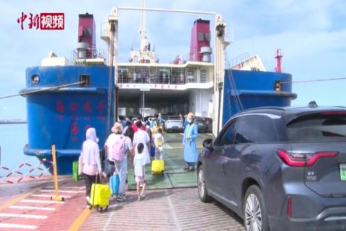 海南海口：首批健康管理驛站滯留旅客登船返程