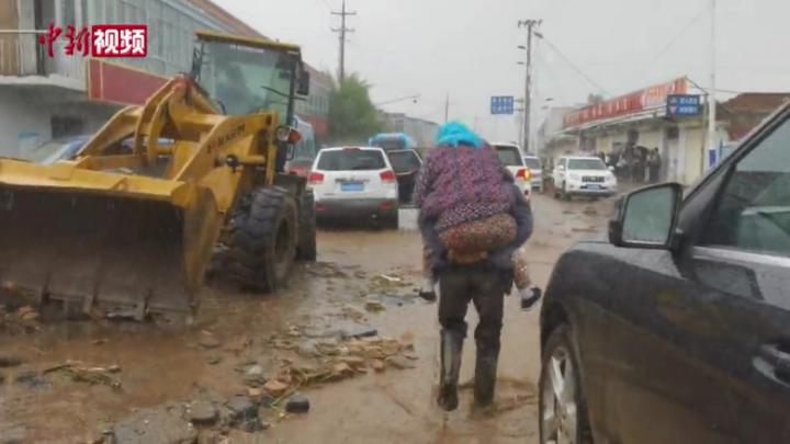 直击青海洪灾现场：当地又降雨 救援人员冒雨救援
