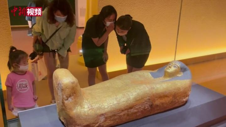 “遇见古埃及-木乃伊大型文物特展”成都开展 全身镀金木乃伊棺椁亮相