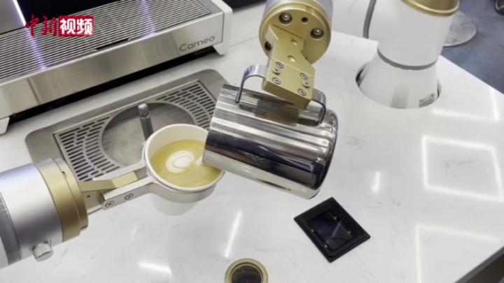 实拍机器人“咖啡师”：能制作拉花咖啡