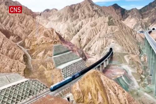 Yetimbulak-Ruoqiang highway in Xinjiang opens to traffic