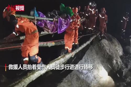 直击四川泸定地震救援：消防员抬担架跨激流转移受伤群众
