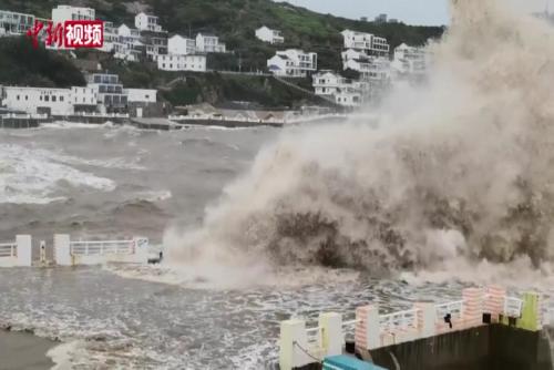 台风“梅花”登陆浙江 舟山近海海岸掀起巨浪