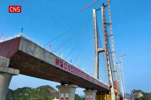 Bridge of Nanning-Yulin high-speed railway installed in Guangxi