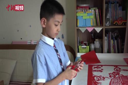 湖北9岁“剪纸达人”：痴迷红纸间 弘扬非遗技