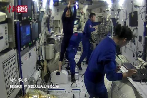 中国空间站里水稻茁壮成长 航天员通过手套箱精细操作实验