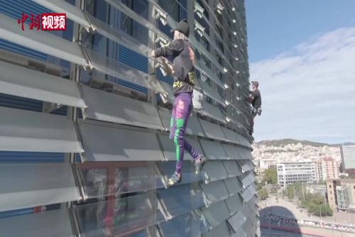 法国“蜘蛛人”首次带儿子爬摩天楼
