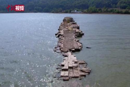 江西新余：湖中明代古橋浮出水面