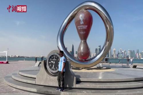 世界杯倒計時時鐘、球星巨幅海報 打卡多哈濱海大道